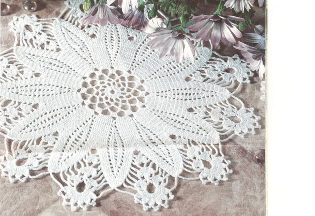 Crochet with daisy doily (1)