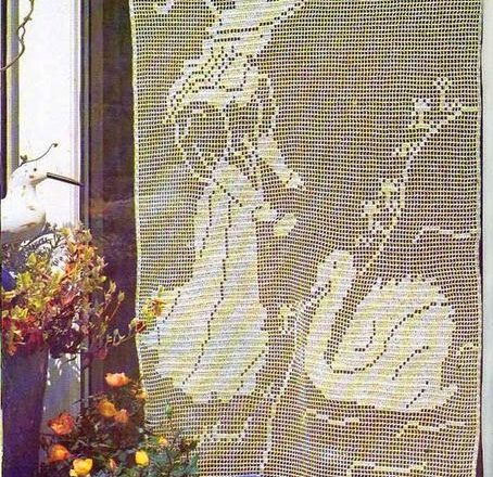 Free crochet filet pattern curtains Lady with a swan (1)