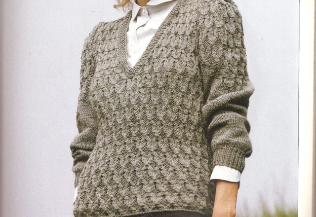 Pull green v-neck knitting pattern (1)