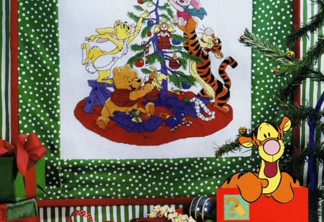 friends of winnie the pooh decorate the Christmas tree (1)